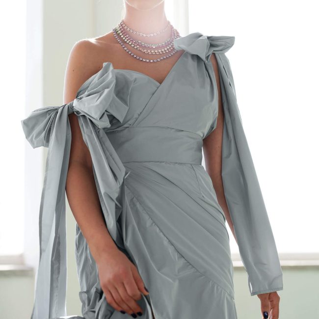 Atena in rochie Bobar cu lanturi Josephine in contre-jur