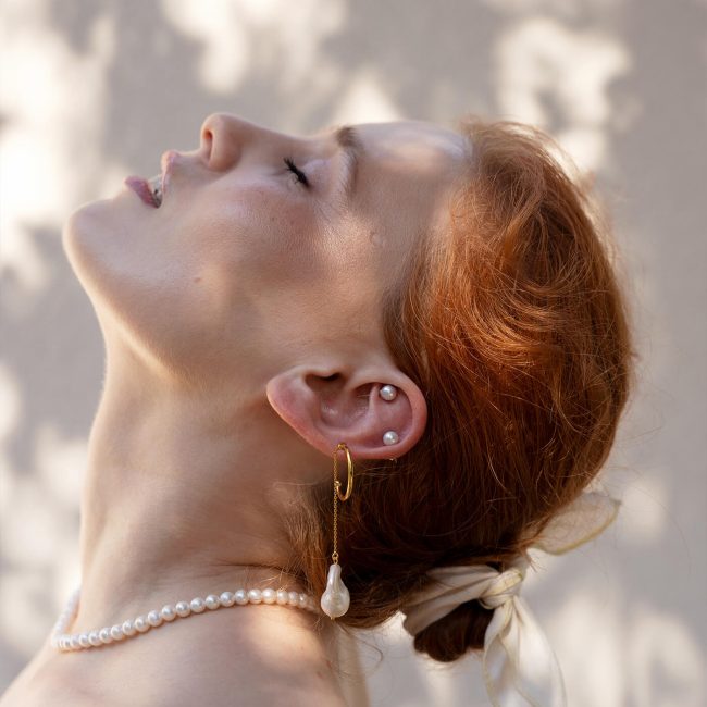 Sanziana cu cercei si lant cu perle